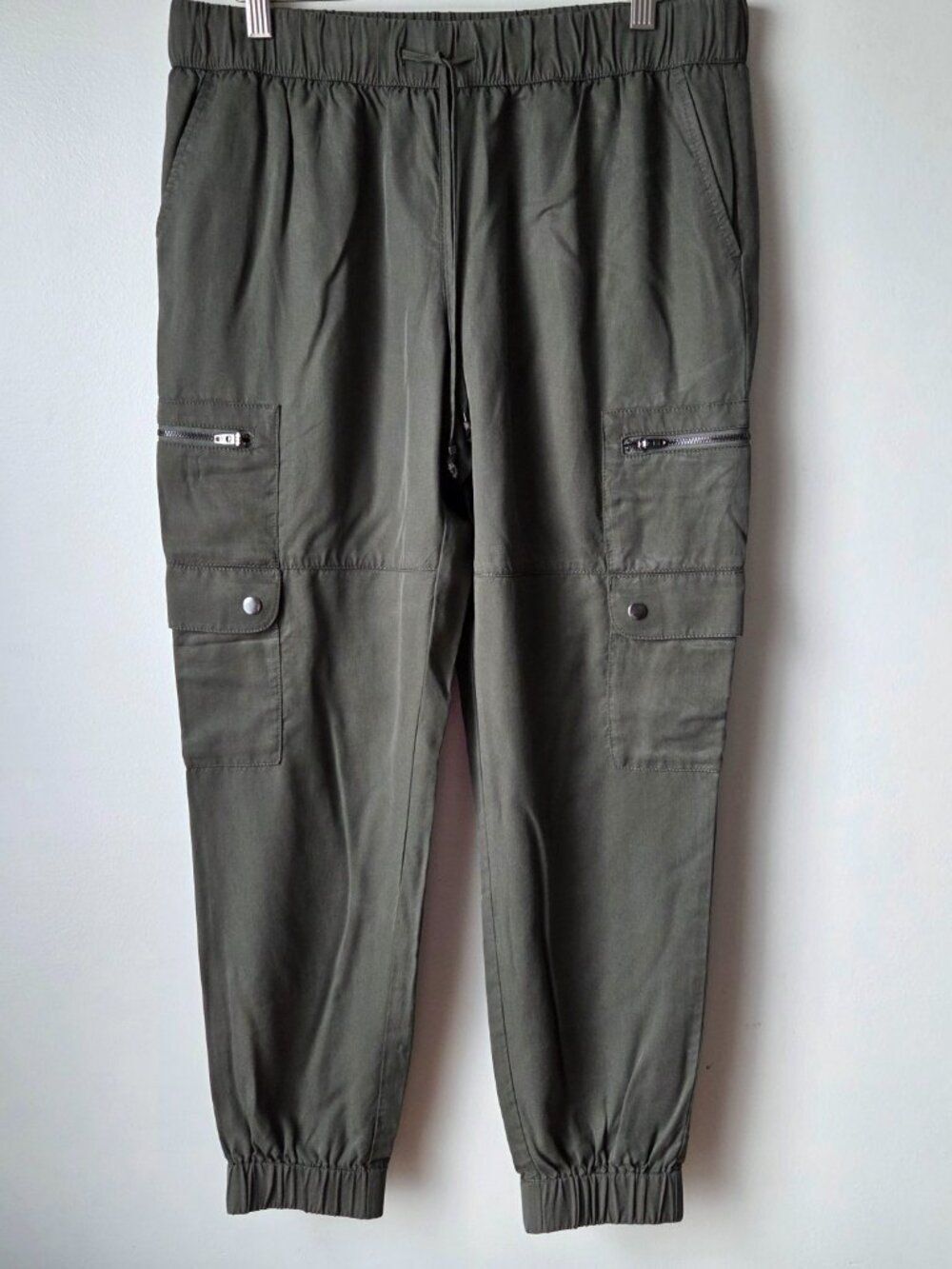EUC BANANA REPUBLIC CAMO GREEN CARGO STYLE JOGGER PANTS SIZE M WOMENS